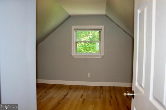 Building Photo - 124 Stratford Ave
