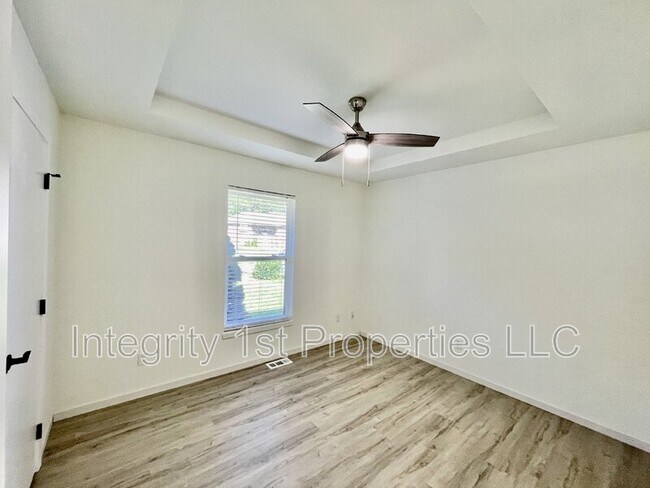 Building Photo - 905 SW Foxtail Dr