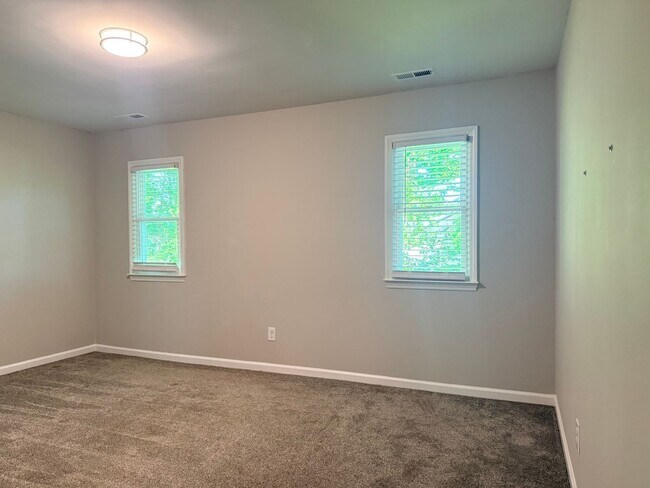 Building Photo - 2922 Glenridge Dr