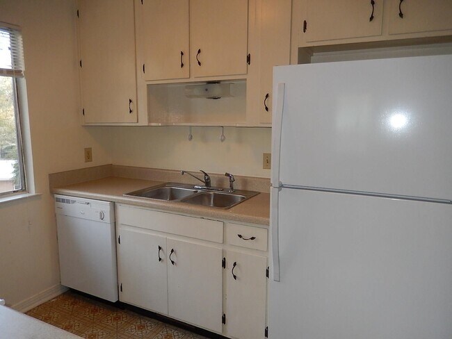 Building Photo - 1802 Salmon Dr