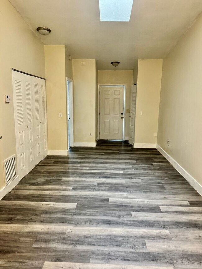 Building Photo - 3 Bedroom 2 Bath Winter Garden Townhome with Remodeled Kitchen and a Fenced Backyard!