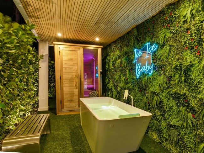 Building Photo - 2210 NE 3rd Ave