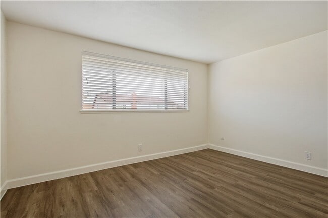 Building Photo - 8062 Woodglen Cir