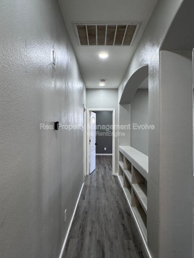 Building Photo - 5814 W Alice Ave