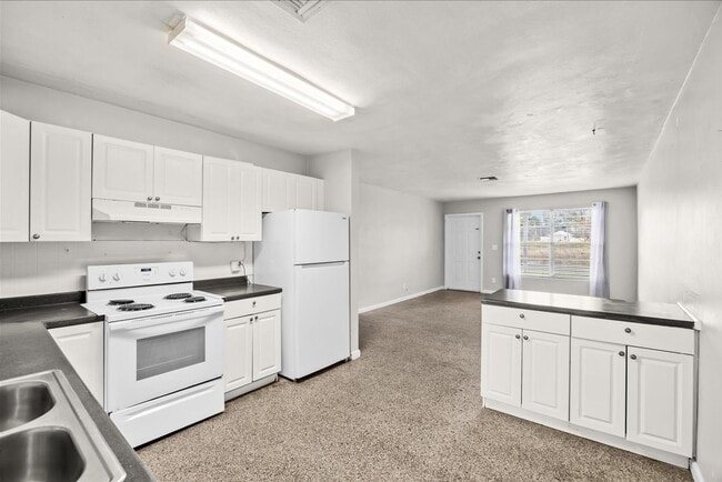 Building Photo - 2 Bedroom 1 Bath Duplex