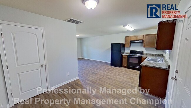 Building Photo - Adorable 3 BD 1.5 BA Home on Corner Lot with Fenced Back Yard