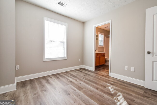 Building Photo - 4580 Ferncrest Pl