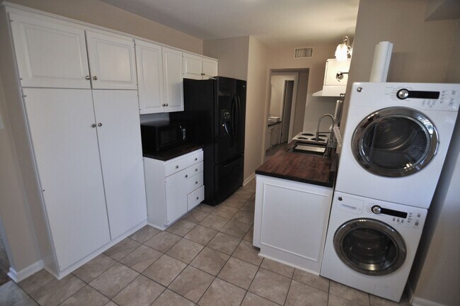 Building Photo - Beautiful Austin condo in amazing location!