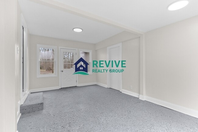 Building Photo - 131 Doremus Ave