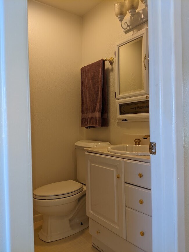 Full Bath - 3728 Quail St