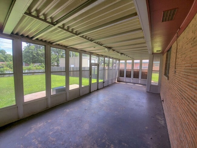 Building Photo - 4 Bedroom 2 bath Home in Shawnee