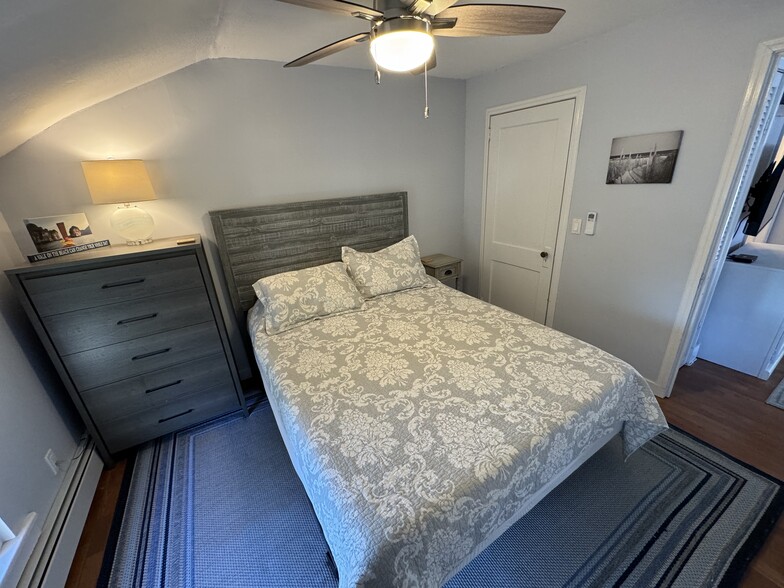 Bedroom 2 queen bed - 209 Amber St