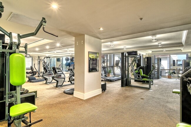 Building Photo - VACATION RENTAL Amazing 2/2 condo in the heart of downtown Sarasota with Bay View!