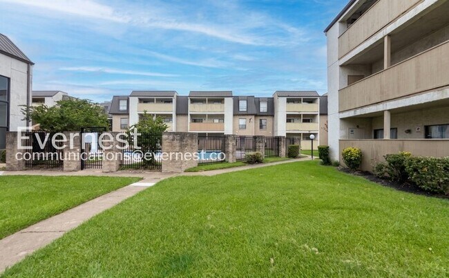 Building Photo - 2 Bed/2 Bath Condo with Modern Amenities / Available Now!
