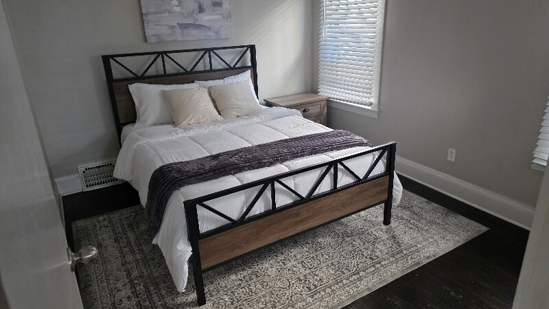 Building Photo - 7318-7320 Wakefield Ave