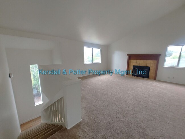 Building Photo - Spacious 2br Duplex with Yard!