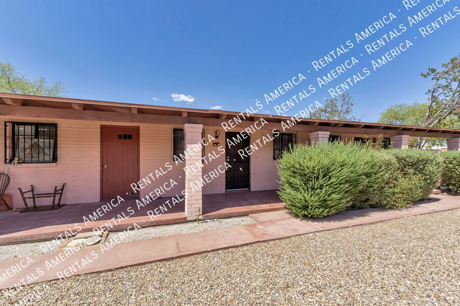 Building Photo - 947 N Alvernon Way