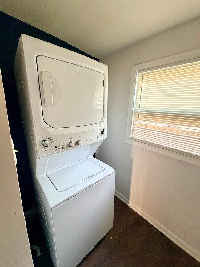 Building Photo - 2084 E Pacific St