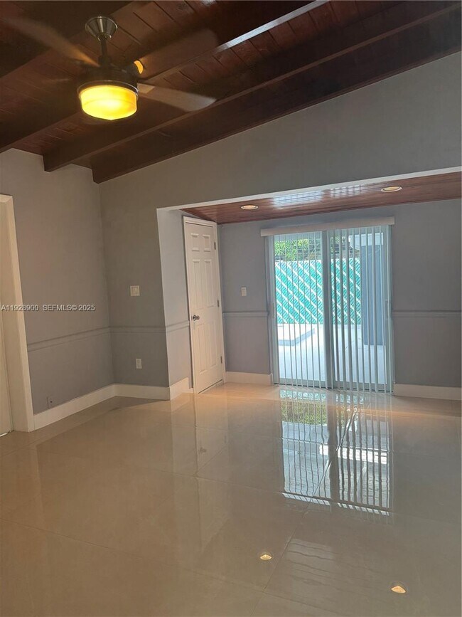 Building Photo - 881 Hialeah Dr