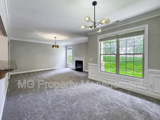 Building Photo - 2056 Oxford Heights