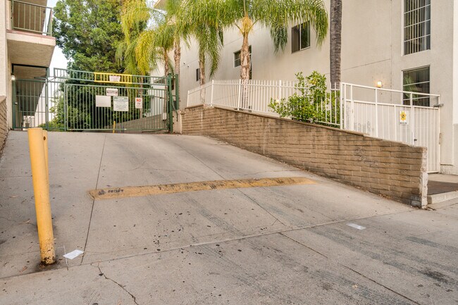 Building Photo - 5460 White Oak Ave