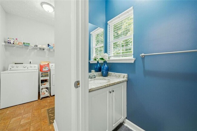 Building Photo - 983 Aspen Dr