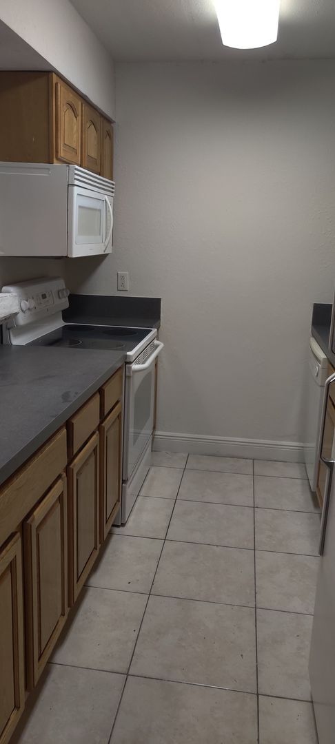 Building Photo - Ground floor 2 bedroom condo