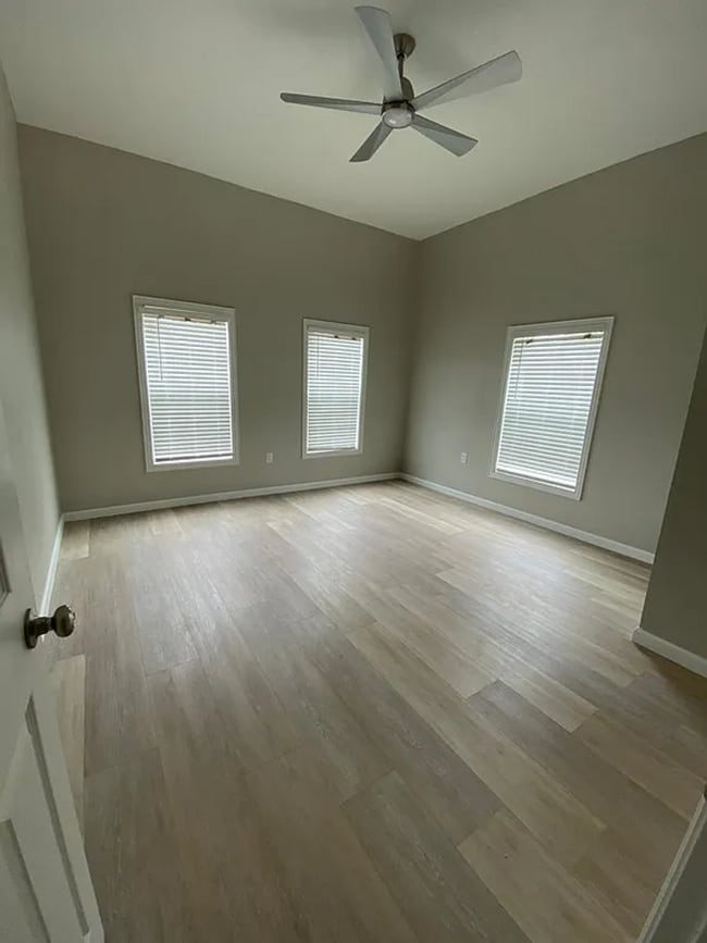 Building Photo - 1850 Grand St