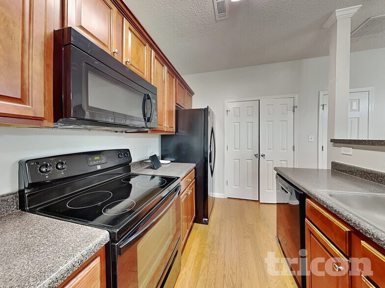 Building Photo - 4872 Sierra Way