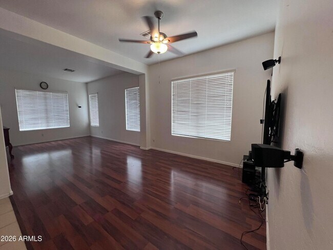 Building Photo - 218 E Sunburst Ln
