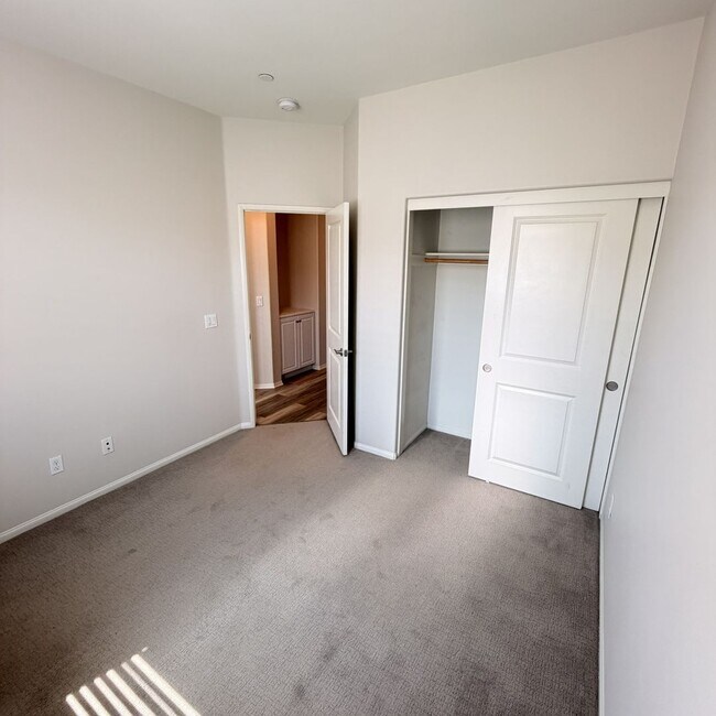 Building Photo - Modern 3-story townhouse in Eastvale-MOVE-IN SPECIAL $2595 FOR FIRST 3 MONTHS!