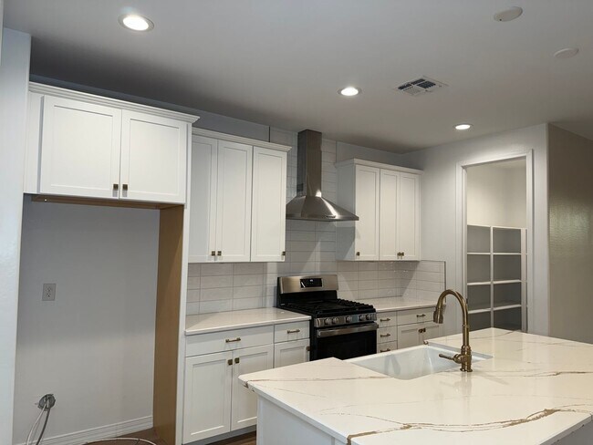 Building Photo - 1673 N St Francis Pl