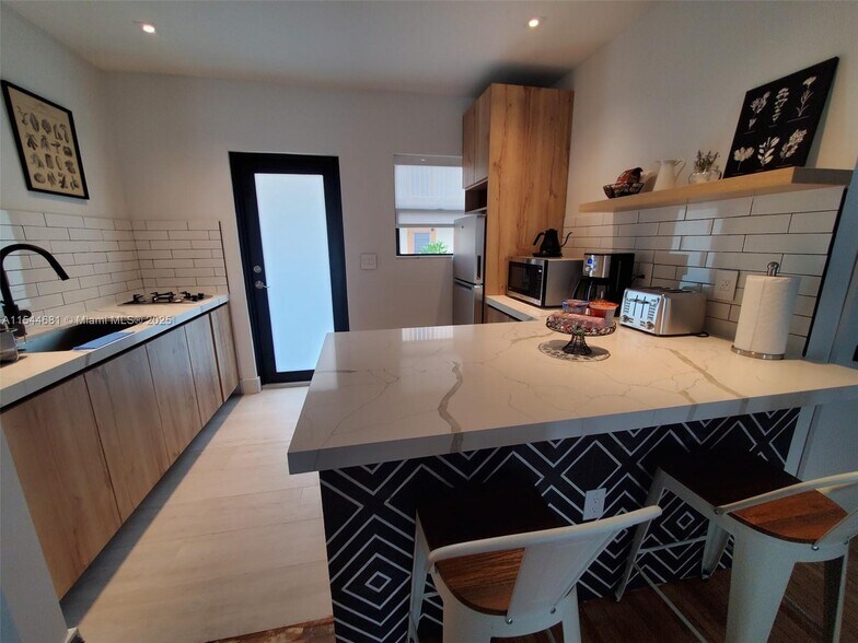 Building Photo - 740 SW 9th St