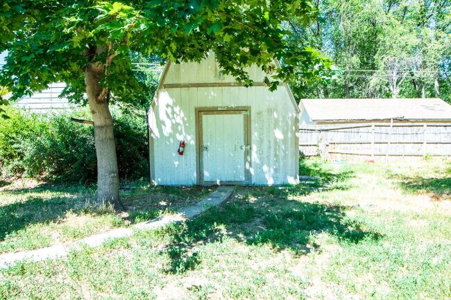 Building Photo - Huge Yard!