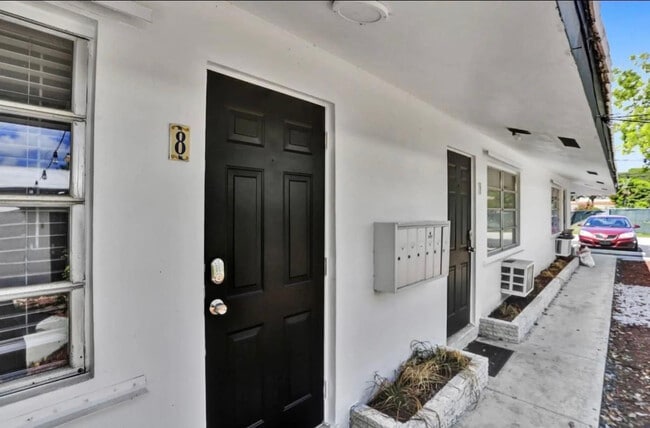 Building Photo - 820 NE 16th Ave