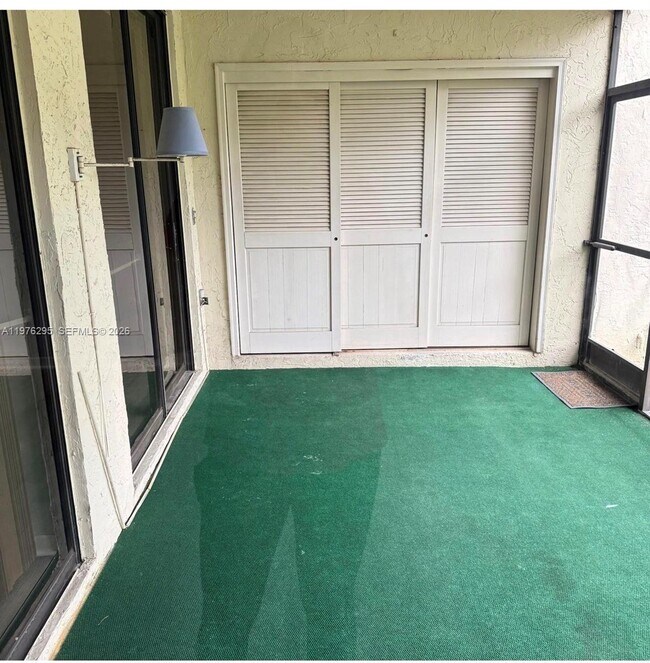 Building Photo - 2590 Carambola Cir N