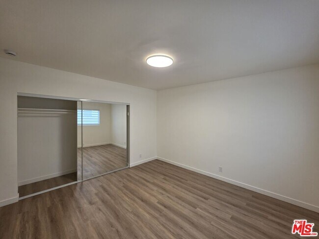 Building Photo - 827 9th St