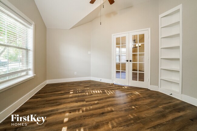 Building Photo - 11921 Hickory Cir
