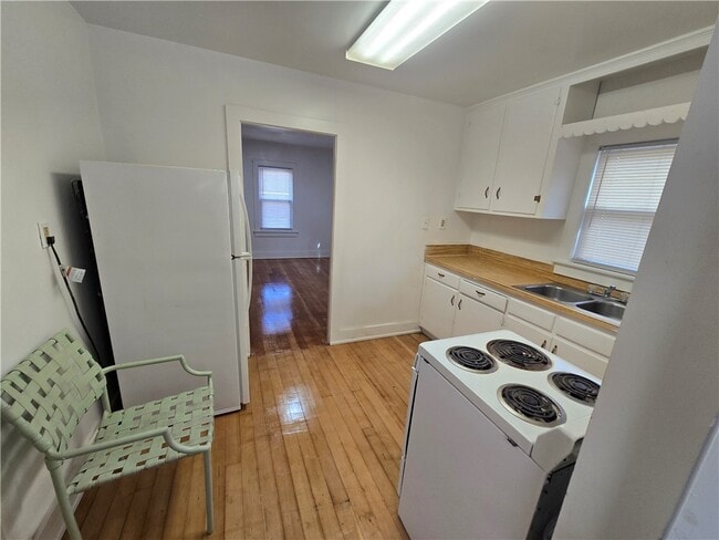 Building Photo - 39 Maple St