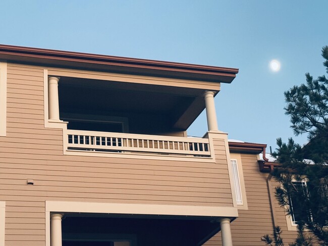 Building Photo - SW Littleton Top Floor Condo with Mountain Views!