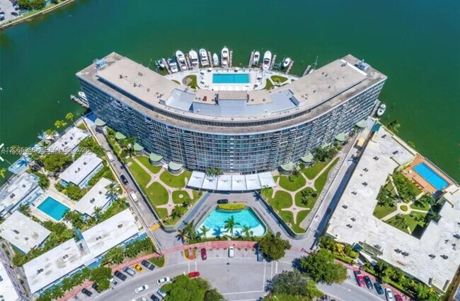 Building Photo - 900 Bay Dr