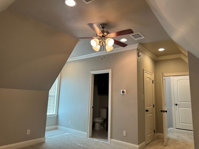 Building Photo - Gated community with community POOL!!!!