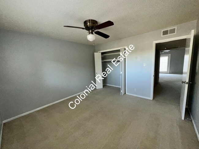 Building Photo - Spacious and unique 3 bedroom 2 and a half bath house on the golf course!