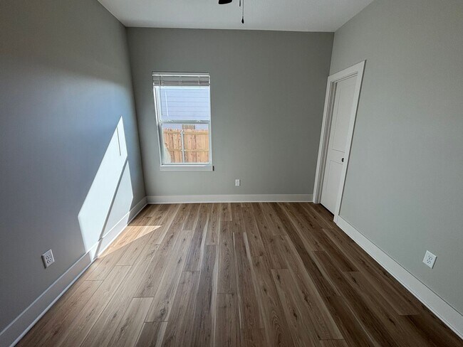 Building Photo - 1841/43 Hickory Creek