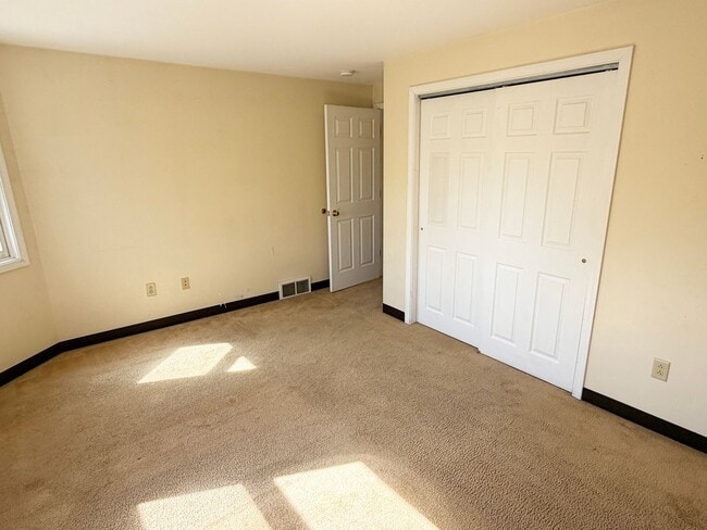 Building Photo - 3-Bedroom, 1-Bath Home with Off-Street Parking