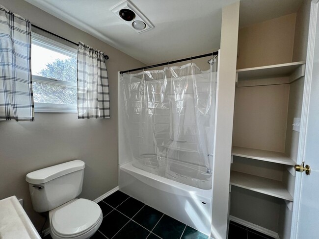 Building Photo - Charming 4-Bedroom Home with Office