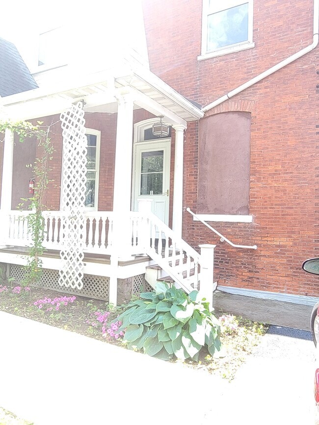 Building Photo - 405 E Main St