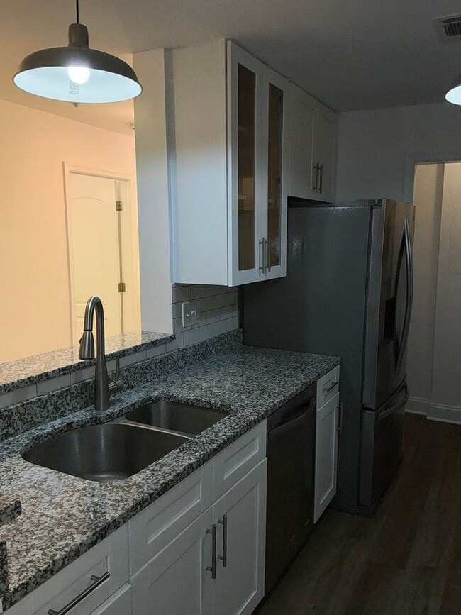 Building Photo - Beautiful 3BR 2BA condo located in the Decoverly neighborhood of Rockville