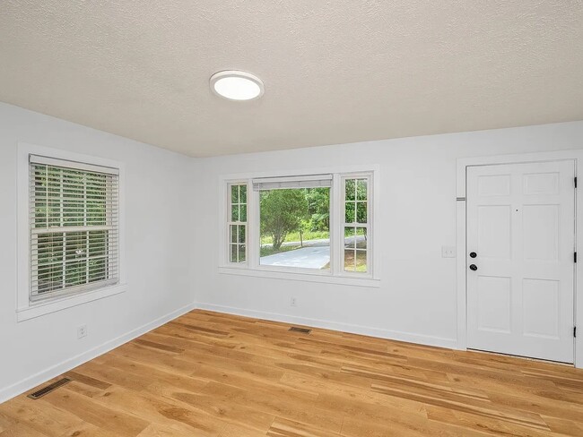 Building Photo - 117 Lockman Dr