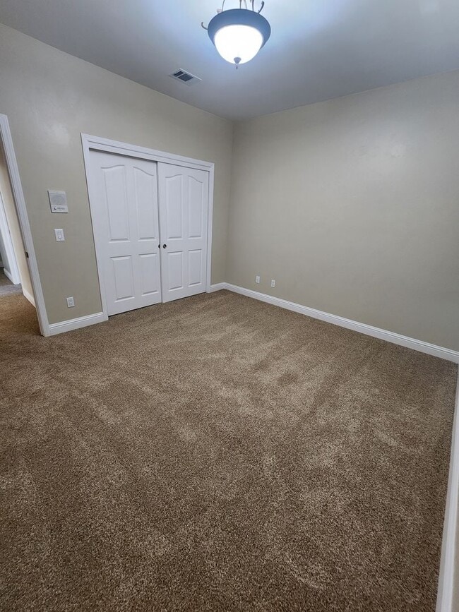 Building Photo - Gorgeous and Spacious 4 Bedroom Home